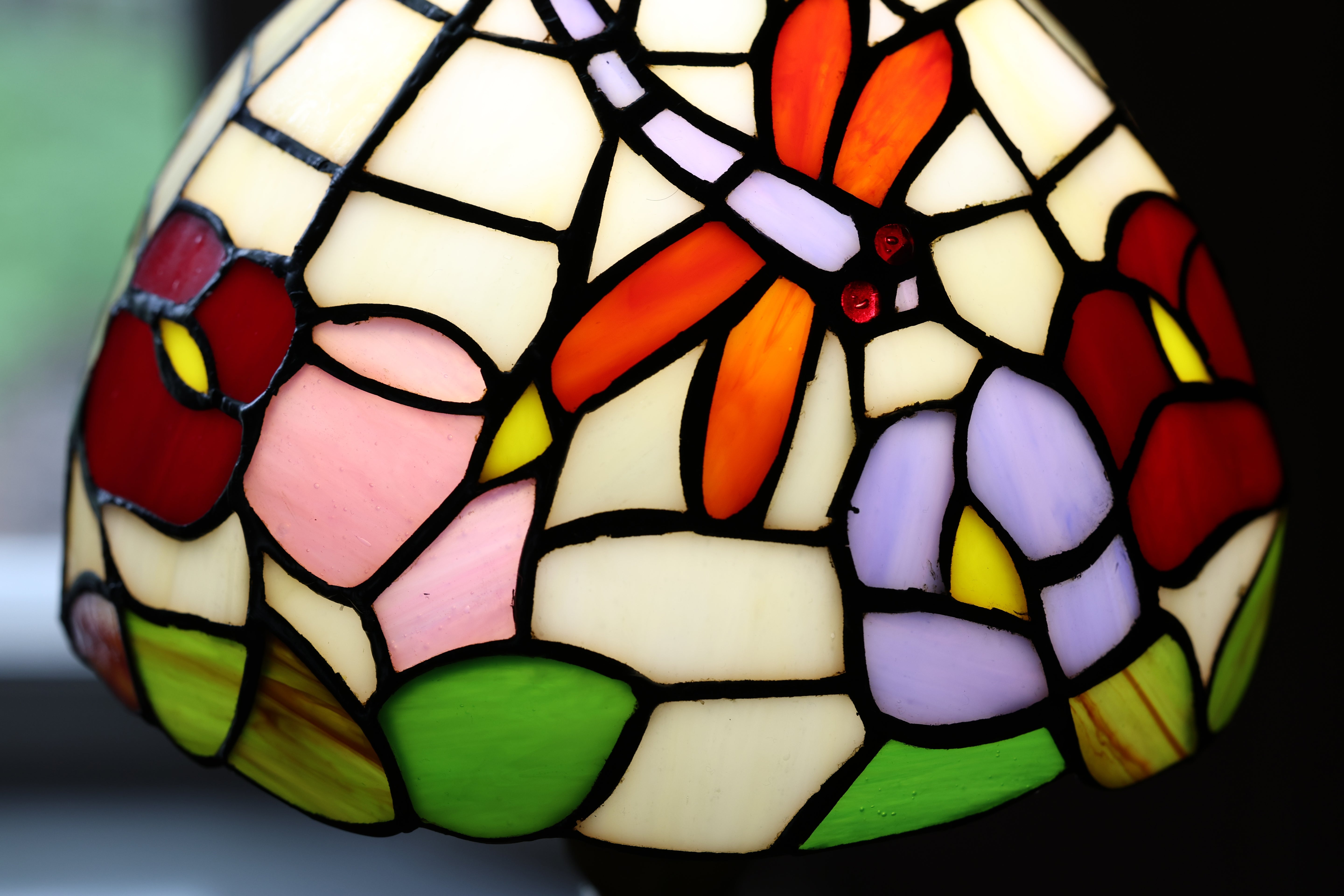 Lampe i Tiffany-stil med øyenstikker