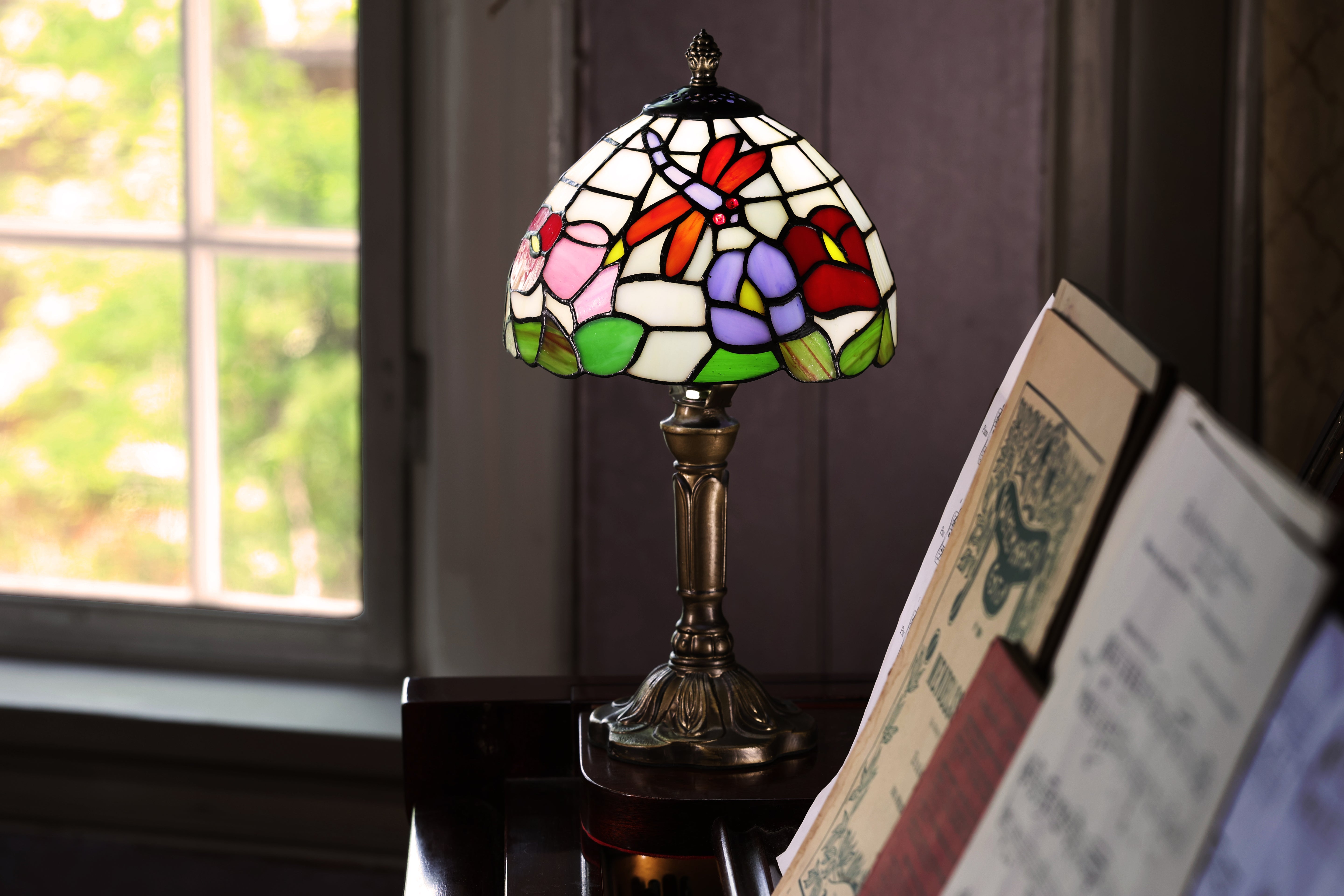 Lampe i Tiffany-stil med øyenstikker