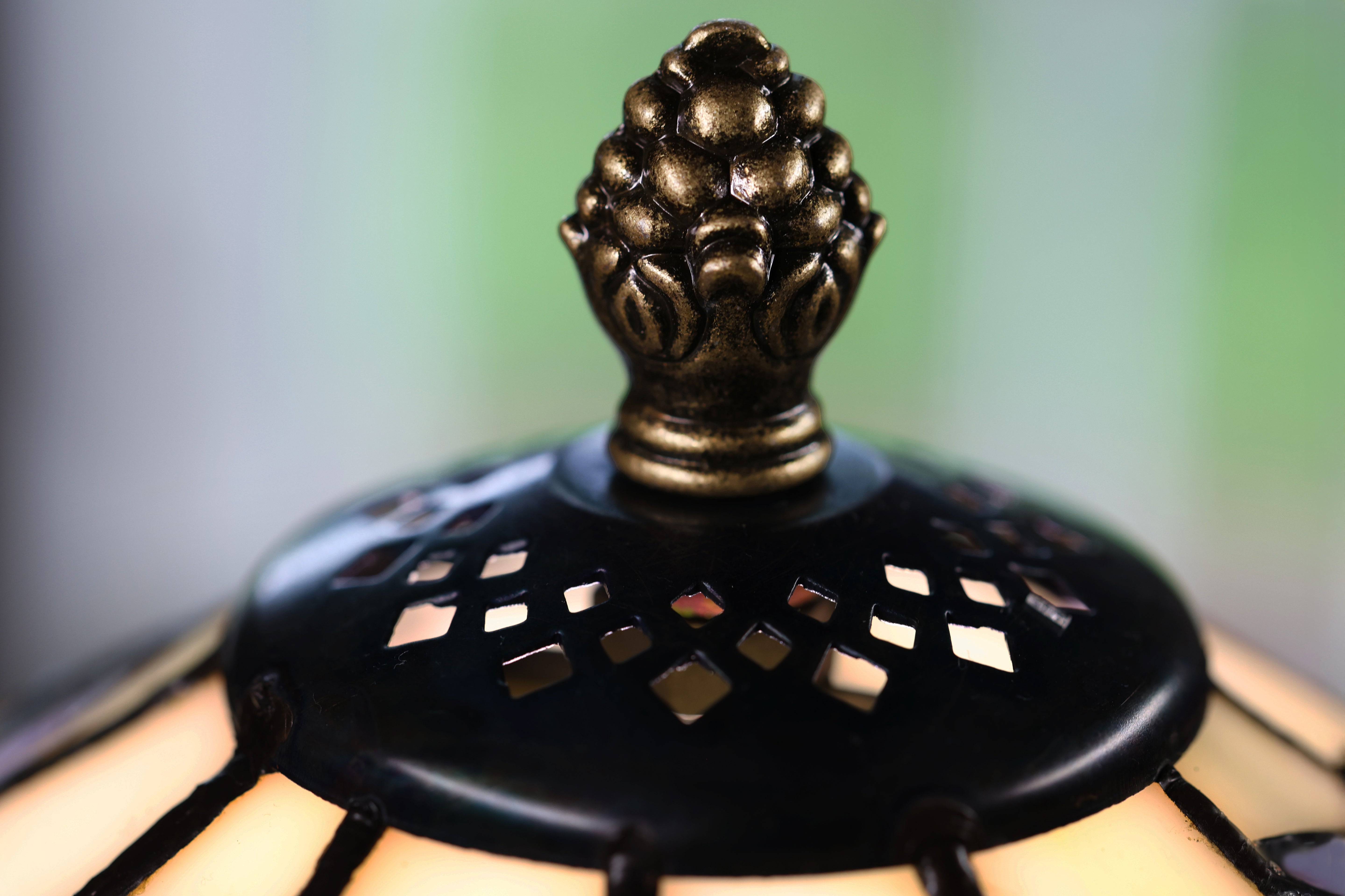 Lampe i Tiffany-stil med øyenstikker